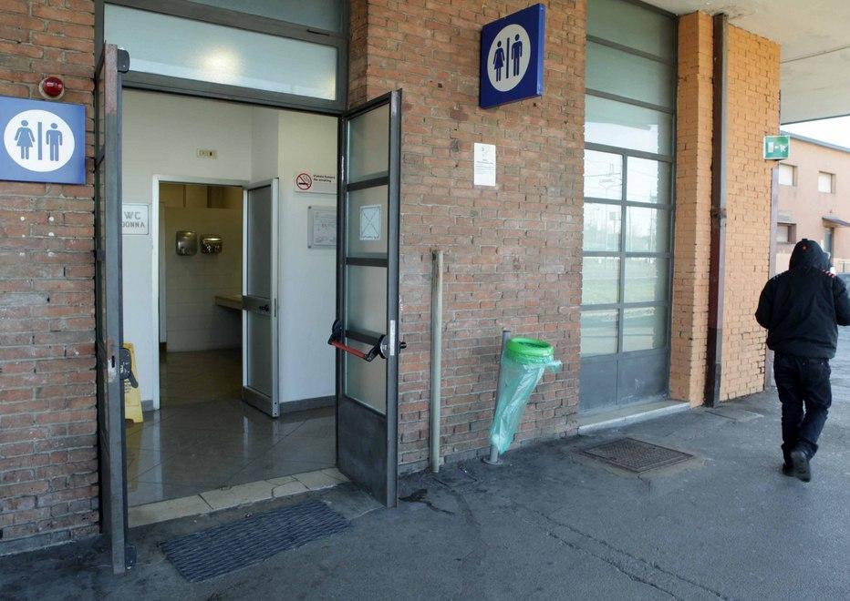 Bagni a pagamento contro il degrado in stazione 