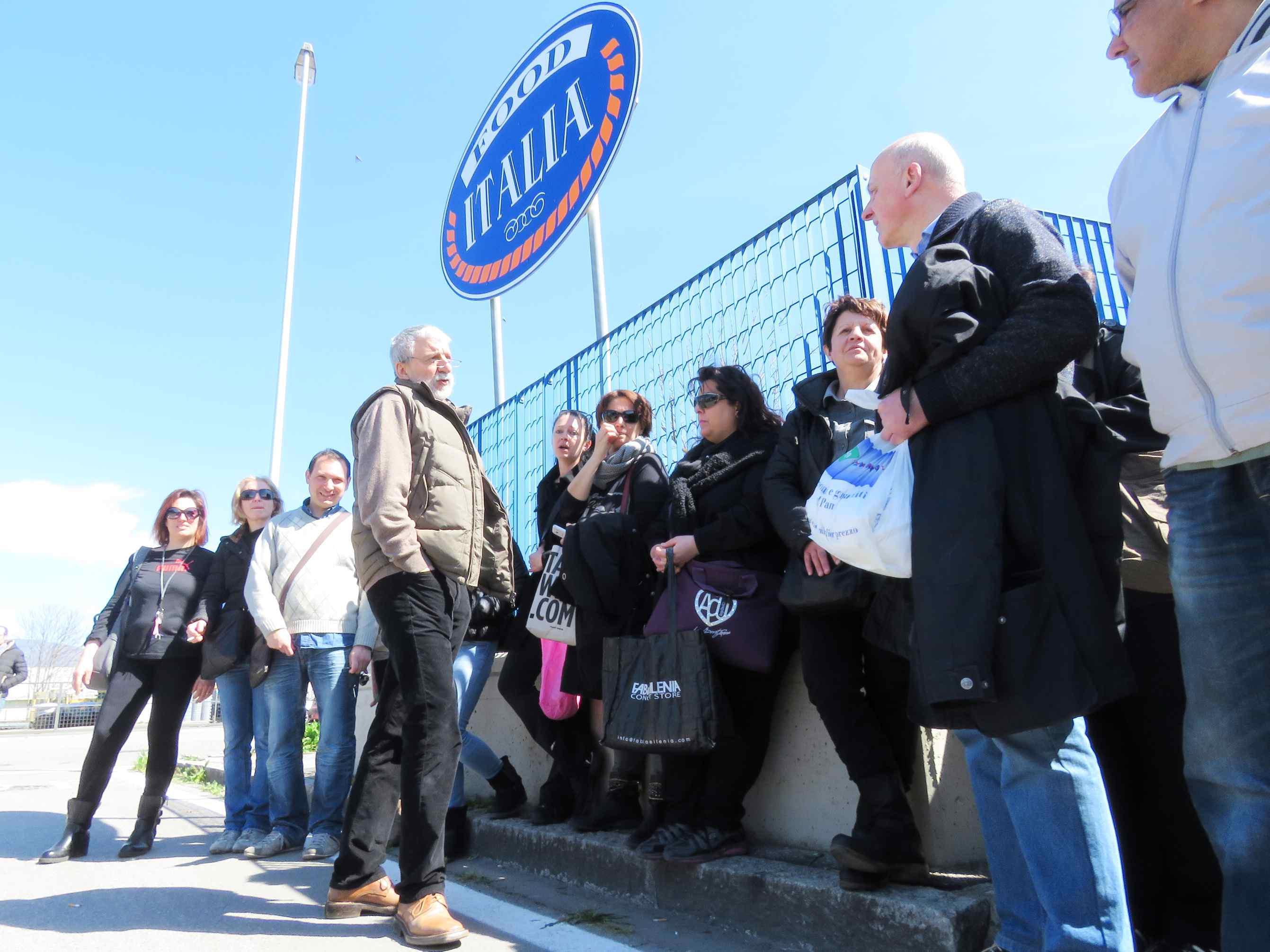Il presidio davanti alla Food Italia