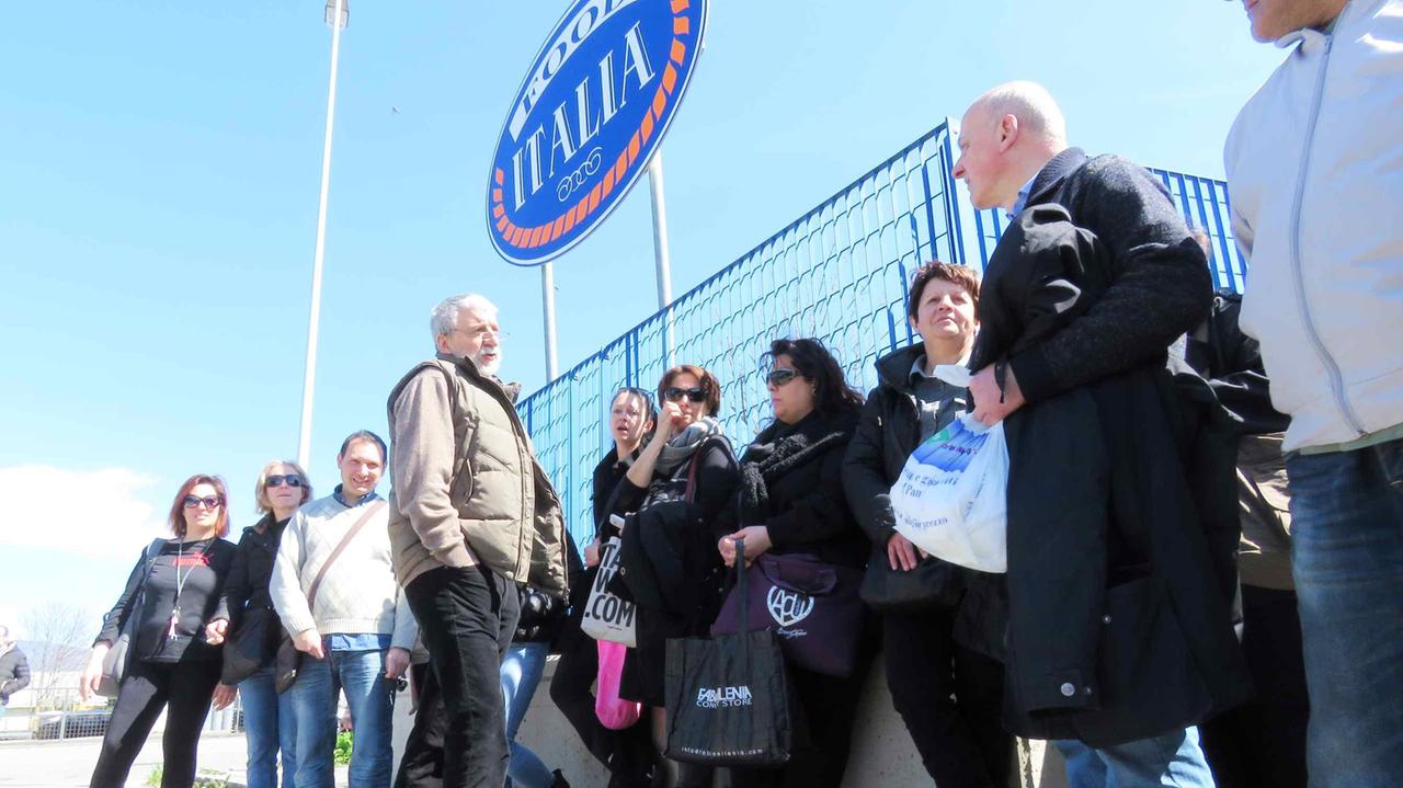 Il presidio davanti alla Food Italia