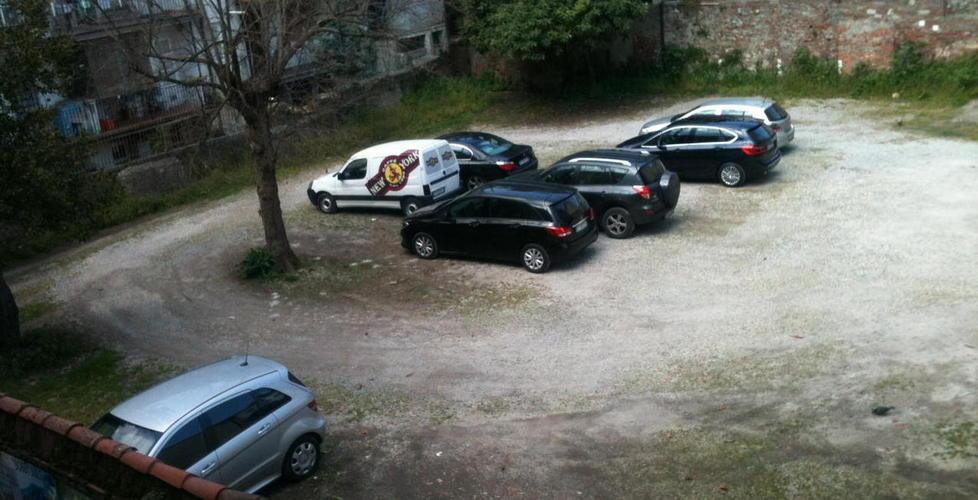 Via quel parcheggio dal palazzo storico 