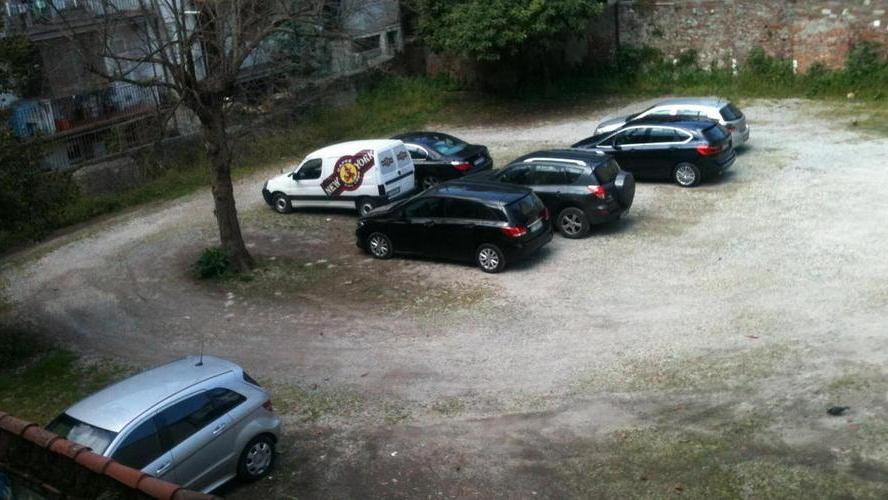 Via quel parcheggio dal palazzo storico