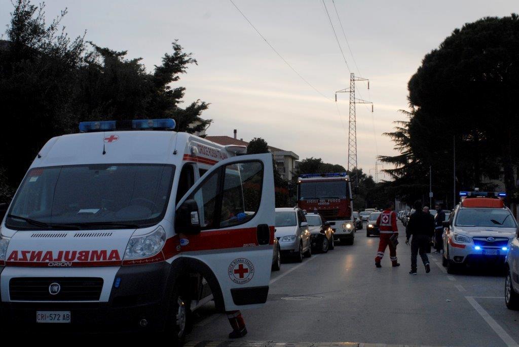 I soccorritori in via Amendola (foto Grassi)