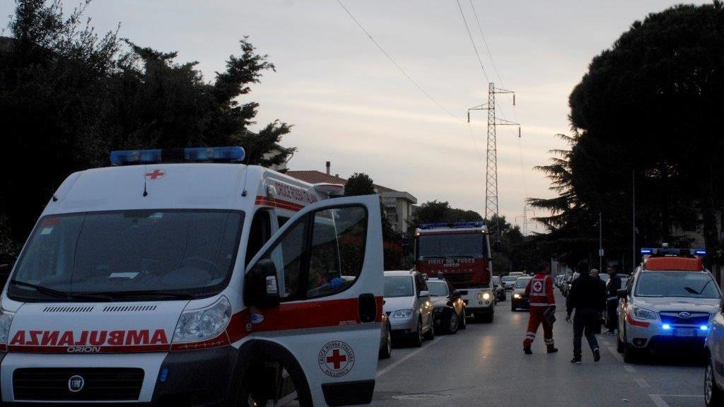 I soccorritori in via Amendola (foto Grassi)