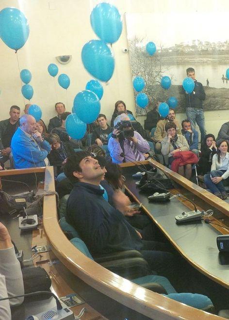 Chiavi e palloncini blu per la riapertura 