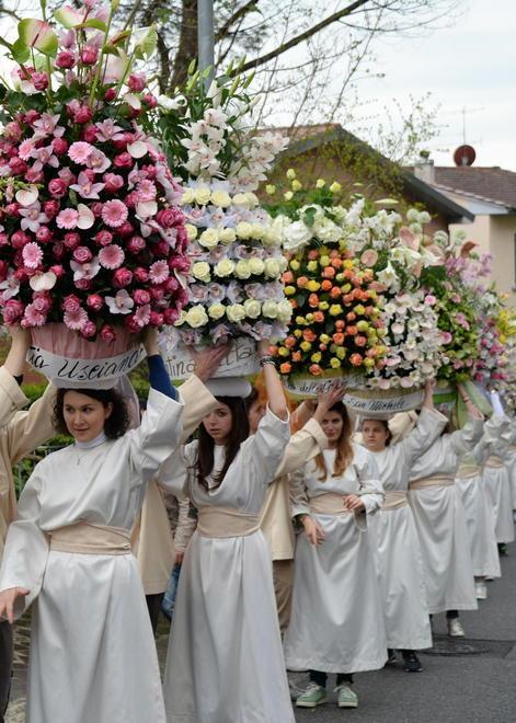 La processione delle paniere apre il Festival d’Europa