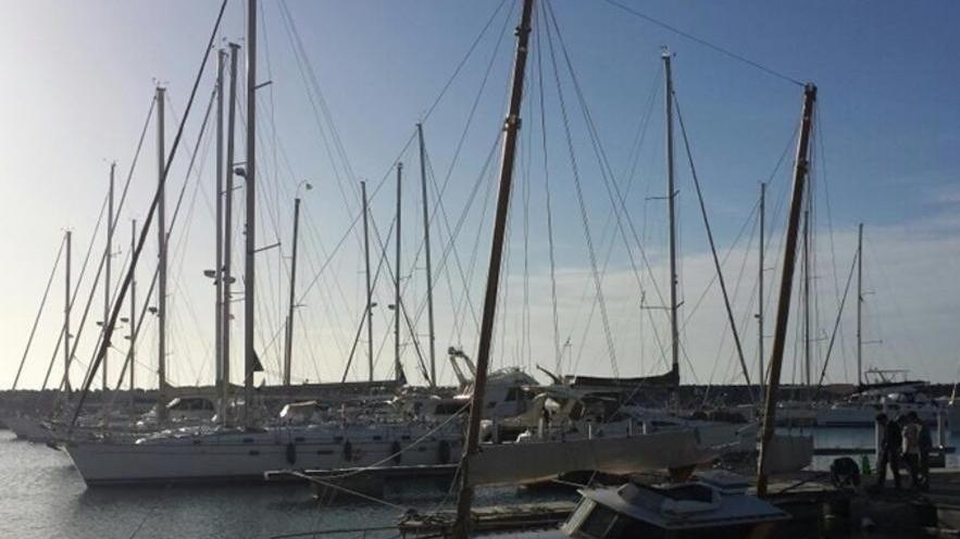 Affonda un due alberi ormeggiato nel porto