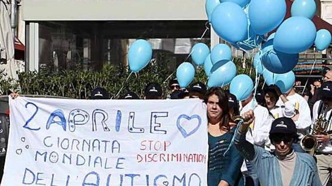 Cinquecento palloncini blu per conoscere l’autismo