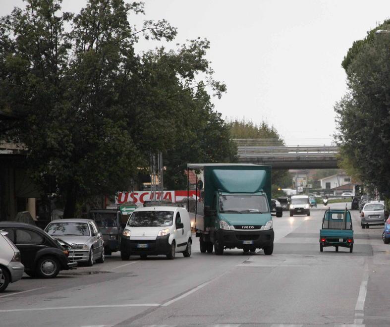 Un grande parcheggio per salvare i negozi lungo la ciclabile 