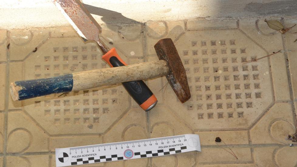 Quercianella, acciuffati dalla polizia i baby ladri entrati nella villa dalla botola