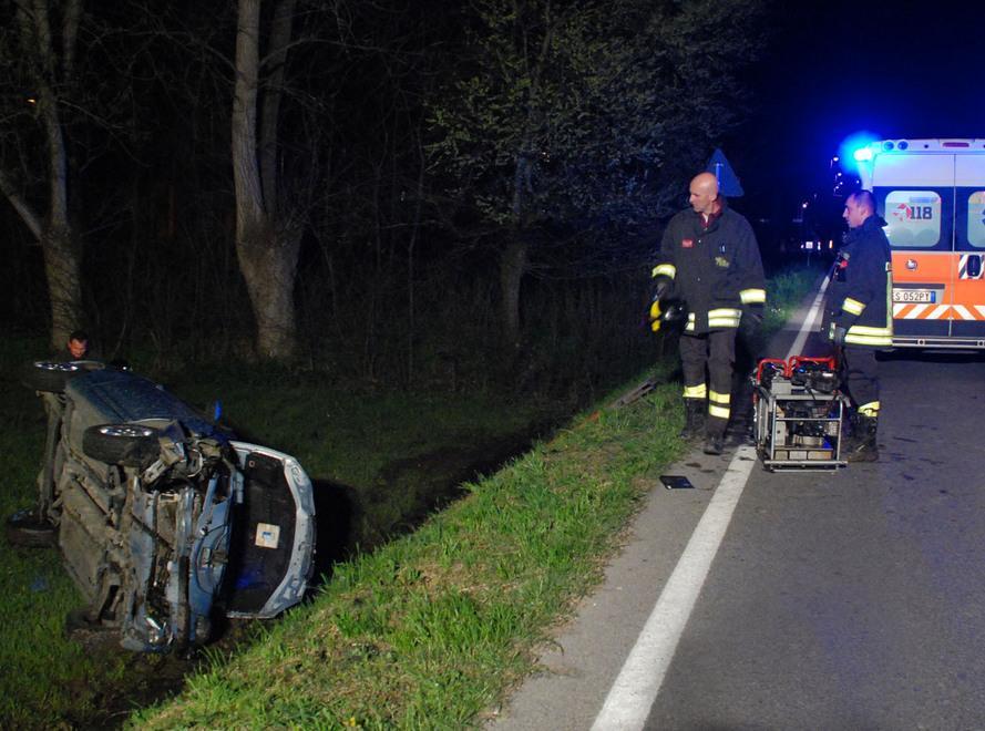 Bloccato nell’auto finita fuori strada