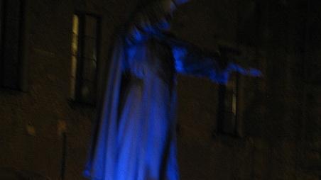 Savonarola illuminato di blu messaggio per l’autismo
