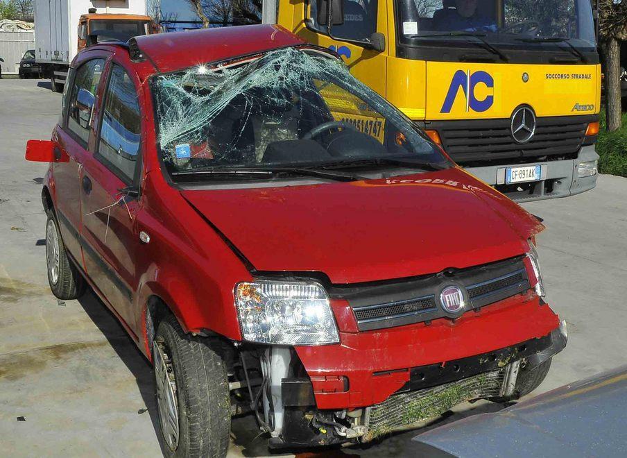 Morto in auto, niente autopsia 