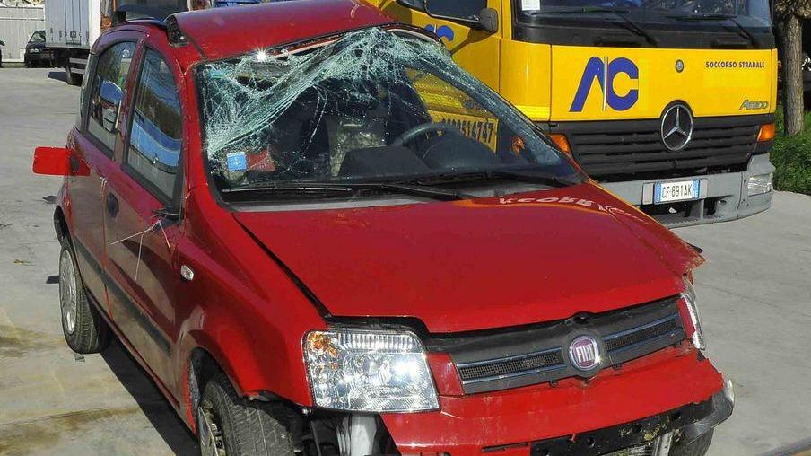Morto in auto, niente autopsia