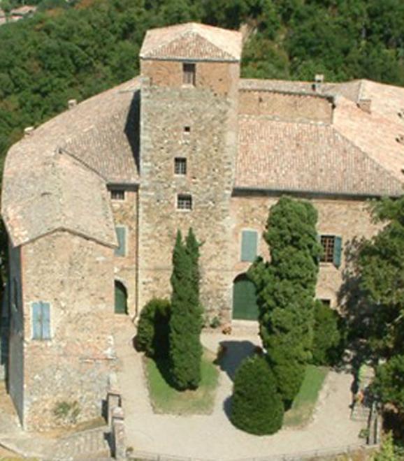 Riapre il castello del Bianello ma soltanto con visite guidate