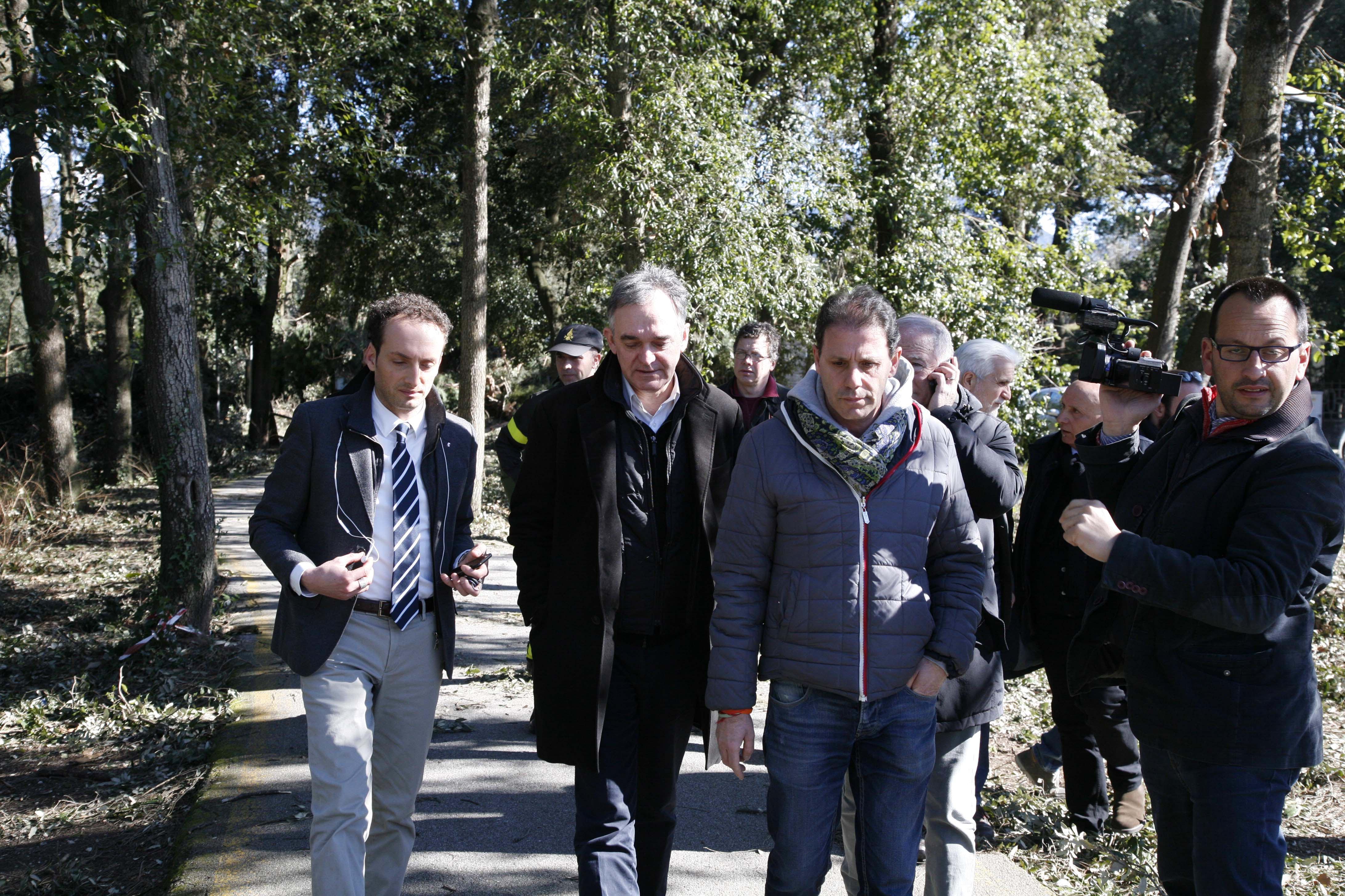 Il sindaco Alessandro Del Dotto con il presidente della Regione Rossi in Versiliana dopo la tempesta