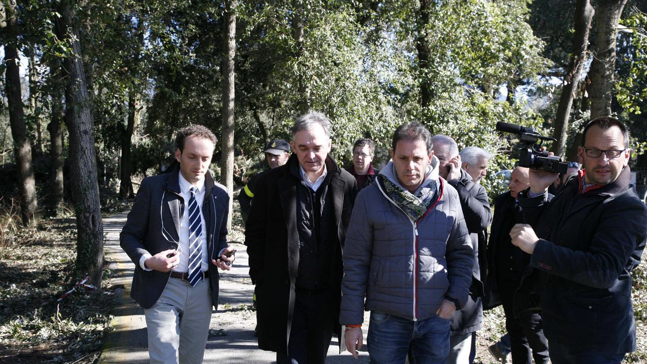Il sindaco Alessandro Del Dotto con il presidente della Regione Rossi in Versiliana dopo la tempesta
