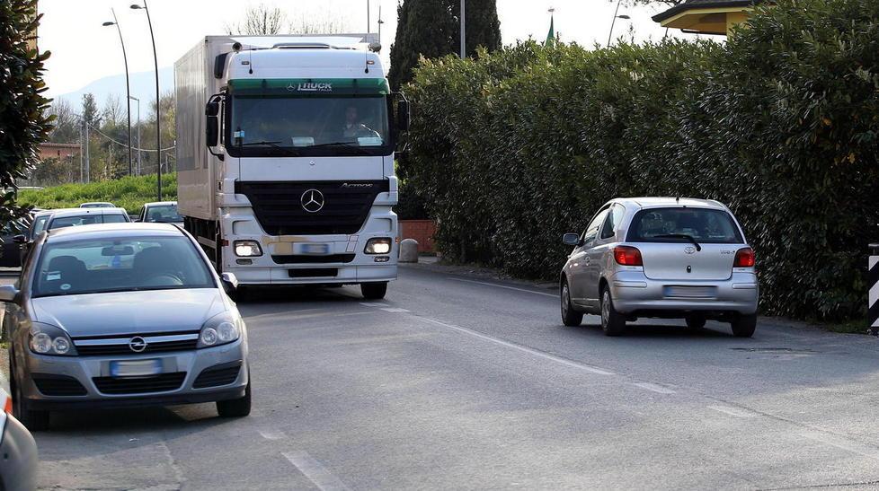 Assediati dai camion nonostante il divieto di transito 