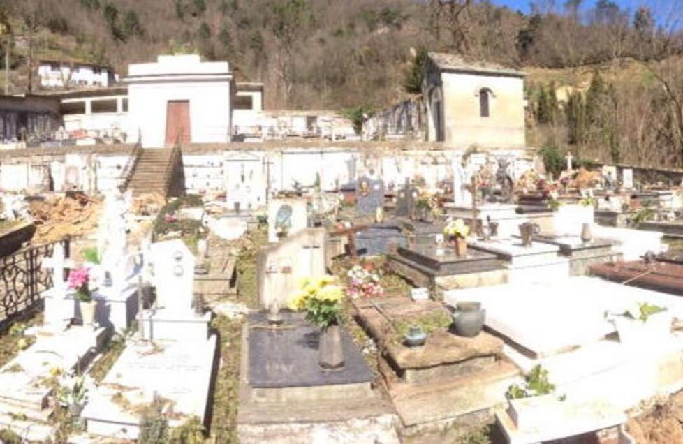 Lavori senza sosta nel cimitero ferito 