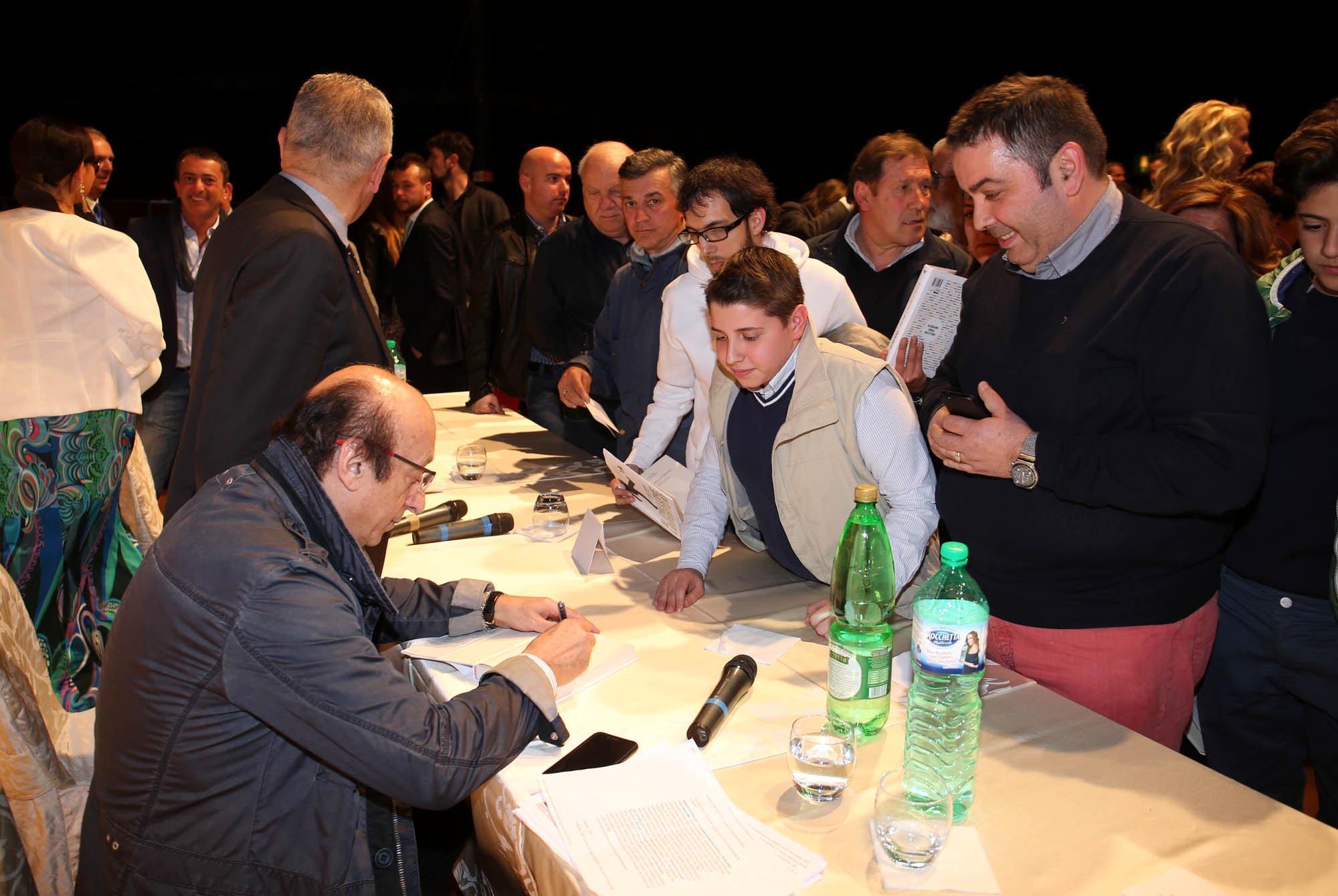 Luciano Moggi firma autografi al teatro Verdi di Montecatini (Foto Nucci)