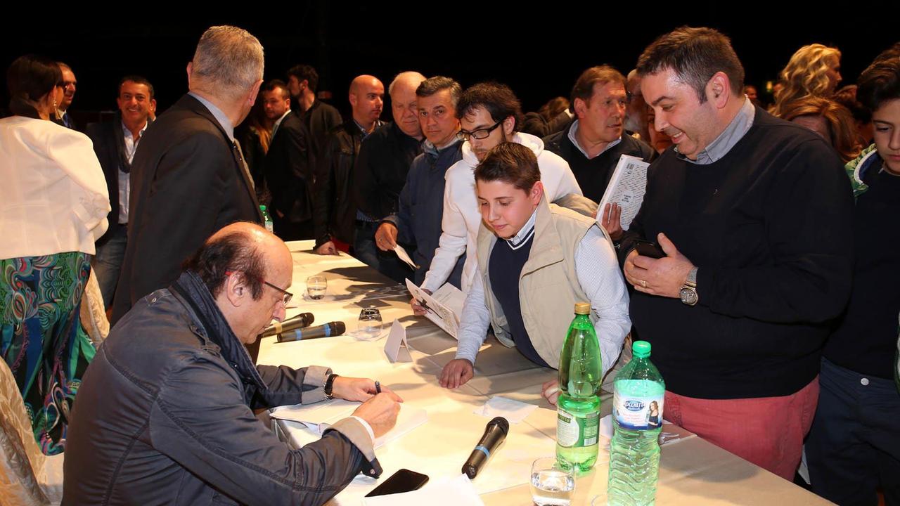 Luciano Moggi firma autografi al teatro Verdi di Montecatini (Foto Nucci)