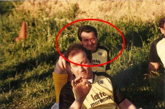 Giorgio Castellani (dietro) con l'amico Gianfranco Fiorini durante la partita di calcio al Cristo. Foto pubblicata da Fiorini sul gruppo di Facebook Marina 58046
