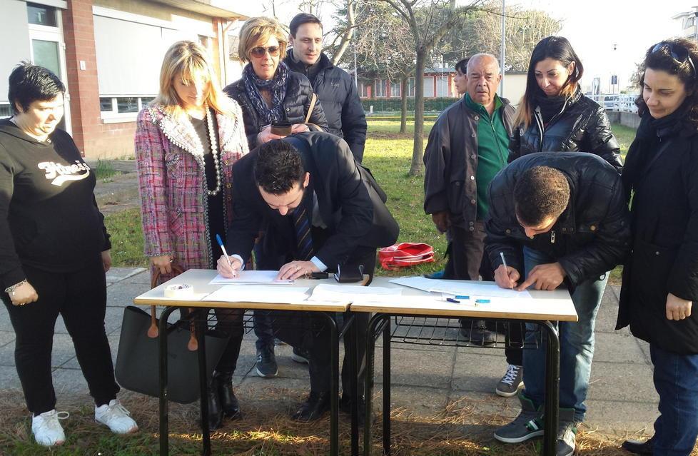 Duemila firme a sostegno del preside di Calcinaia 