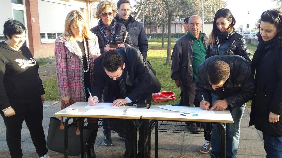 Duemila firme a sostegno del preside di Calcinaia