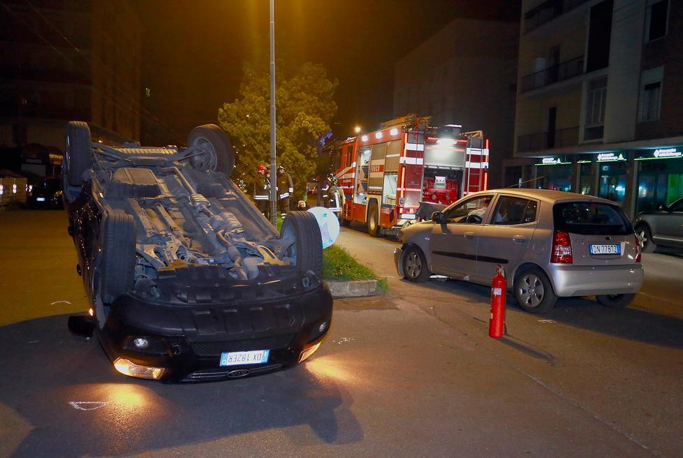Schianto violento in via Giardini: un’auto si ribalta 