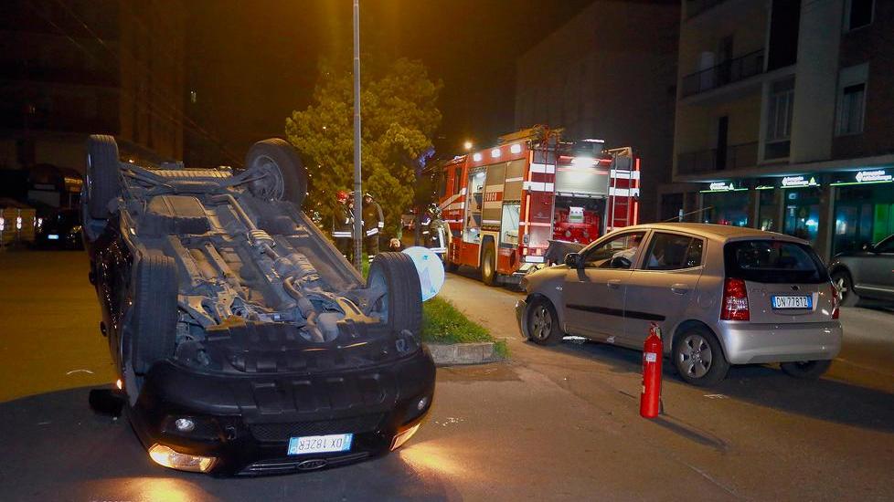 Schianto violento in via Giardini: un’auto si ribalta