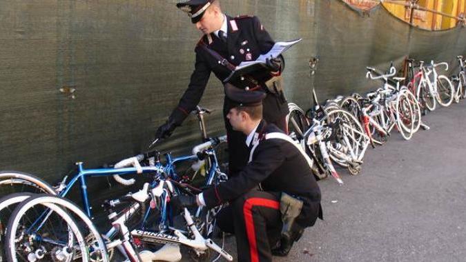 Le bici e i pezzi sequestrati dai carabinieri