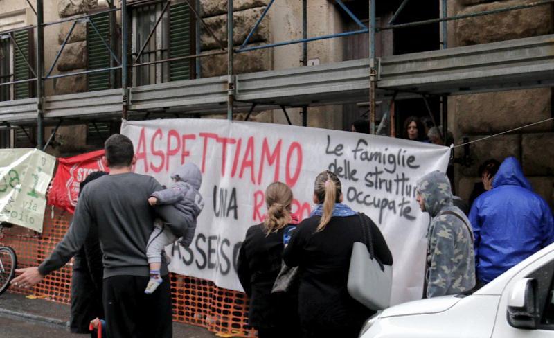 L'occupazione dello storico palazzo sugli scali d'Azeglio (Marzi Pentafoto)
