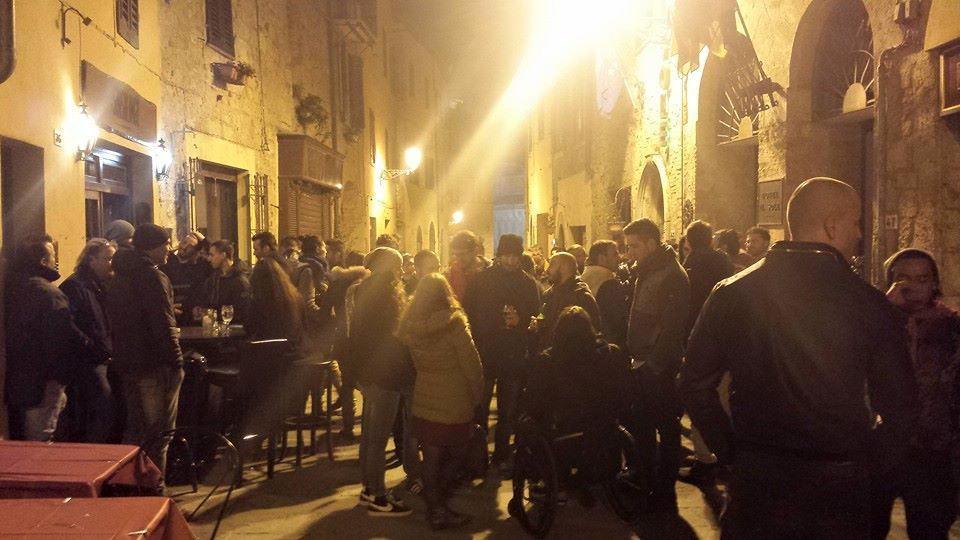 Avventori davanti al locale massetano