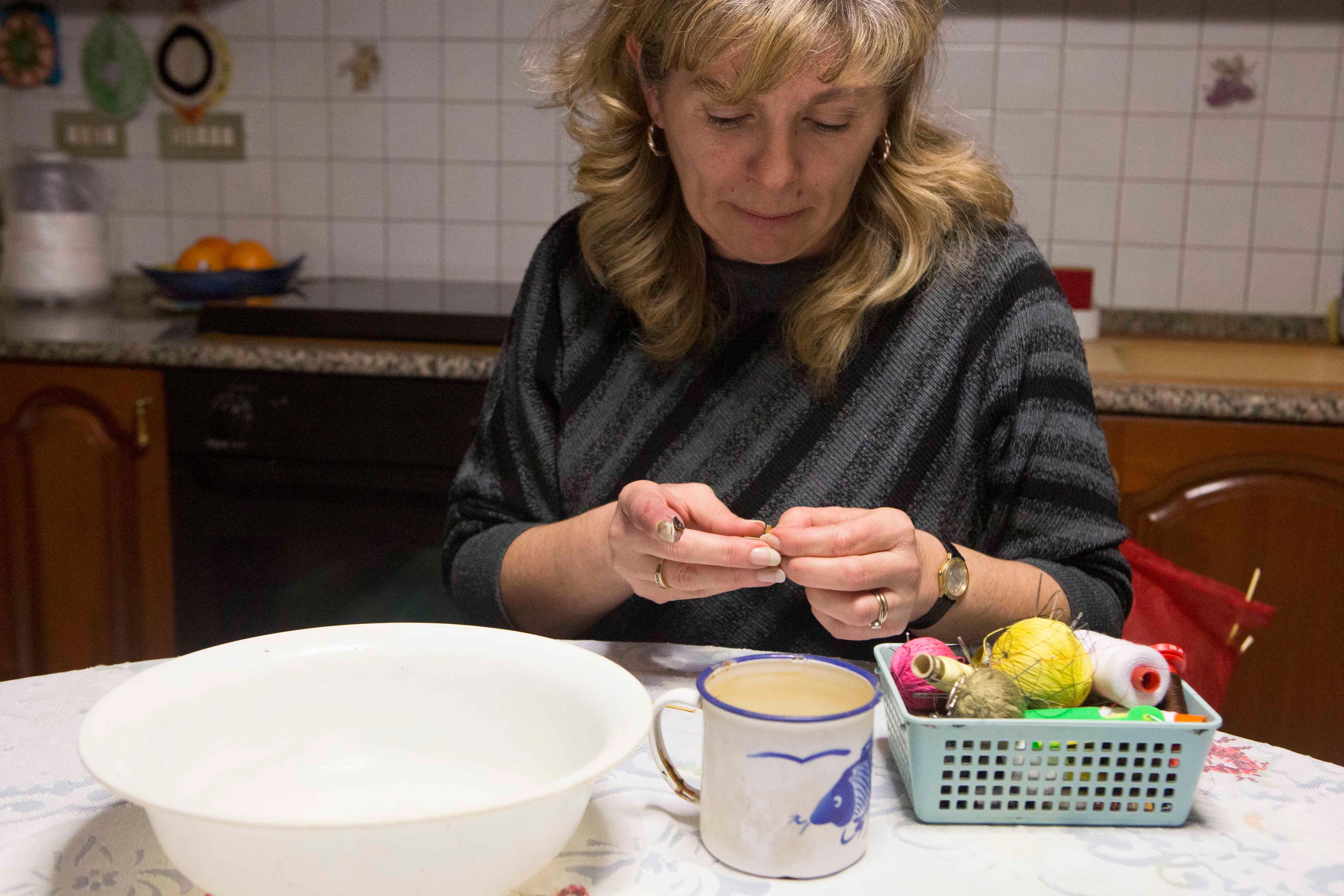 A casa di Monica la strega buona: «Così vi guarisco»