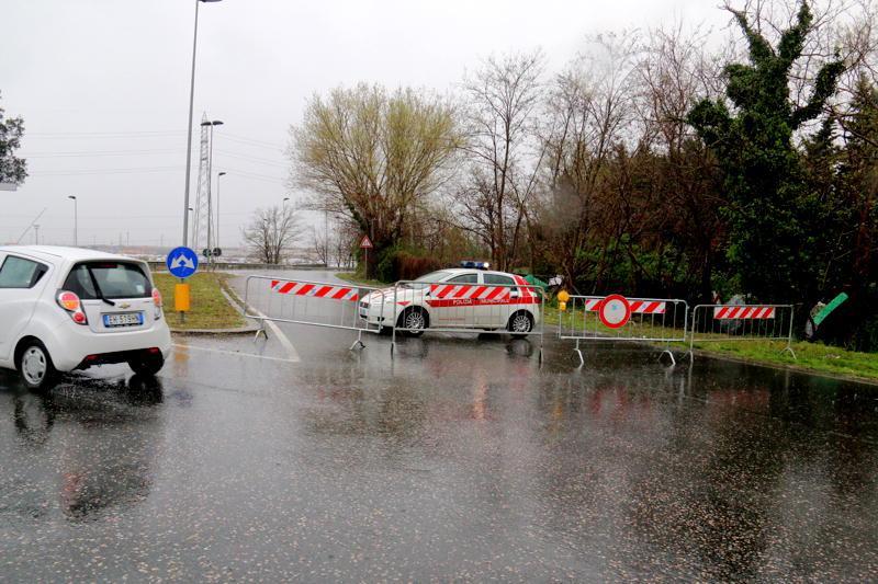Il tratto di via Firenze chiuso nel primo pomeriggio (Marzi Pentafoto)