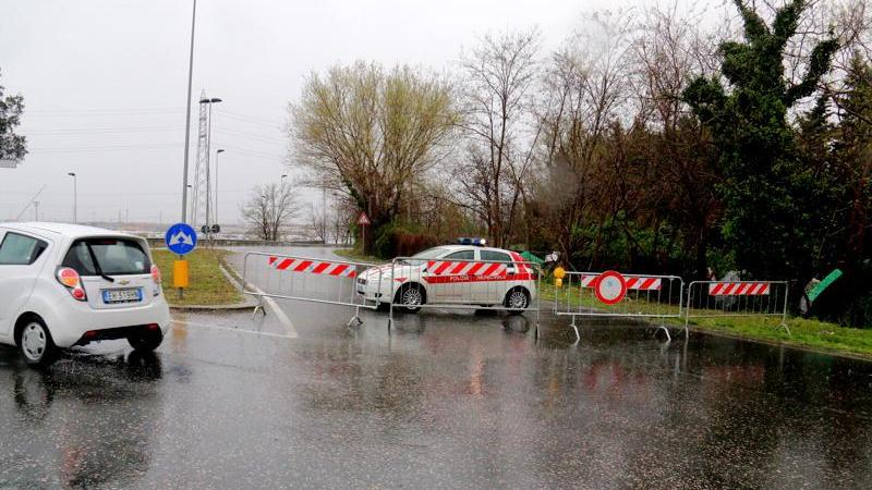 Il tratto di via Firenze chiuso nel primo pomeriggio (Marzi Pentafoto)