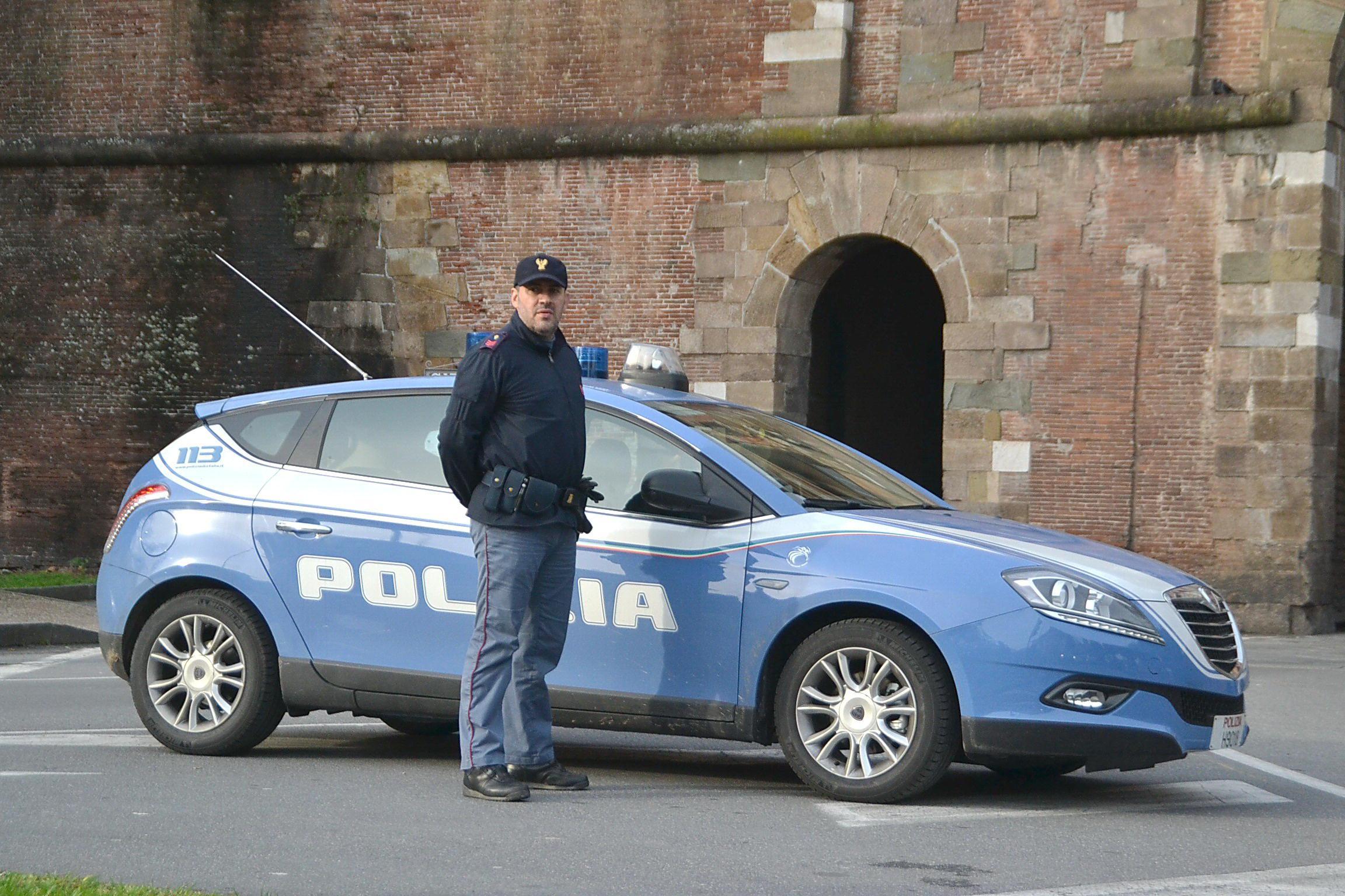 Gli agenti della volante arrestato un extracomunitario per danneggiamento e furto di bicicletta