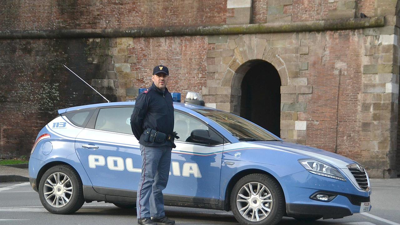 Gli agenti della volante arrestato un extracomunitario per danneggiamento e furto di bicicletta