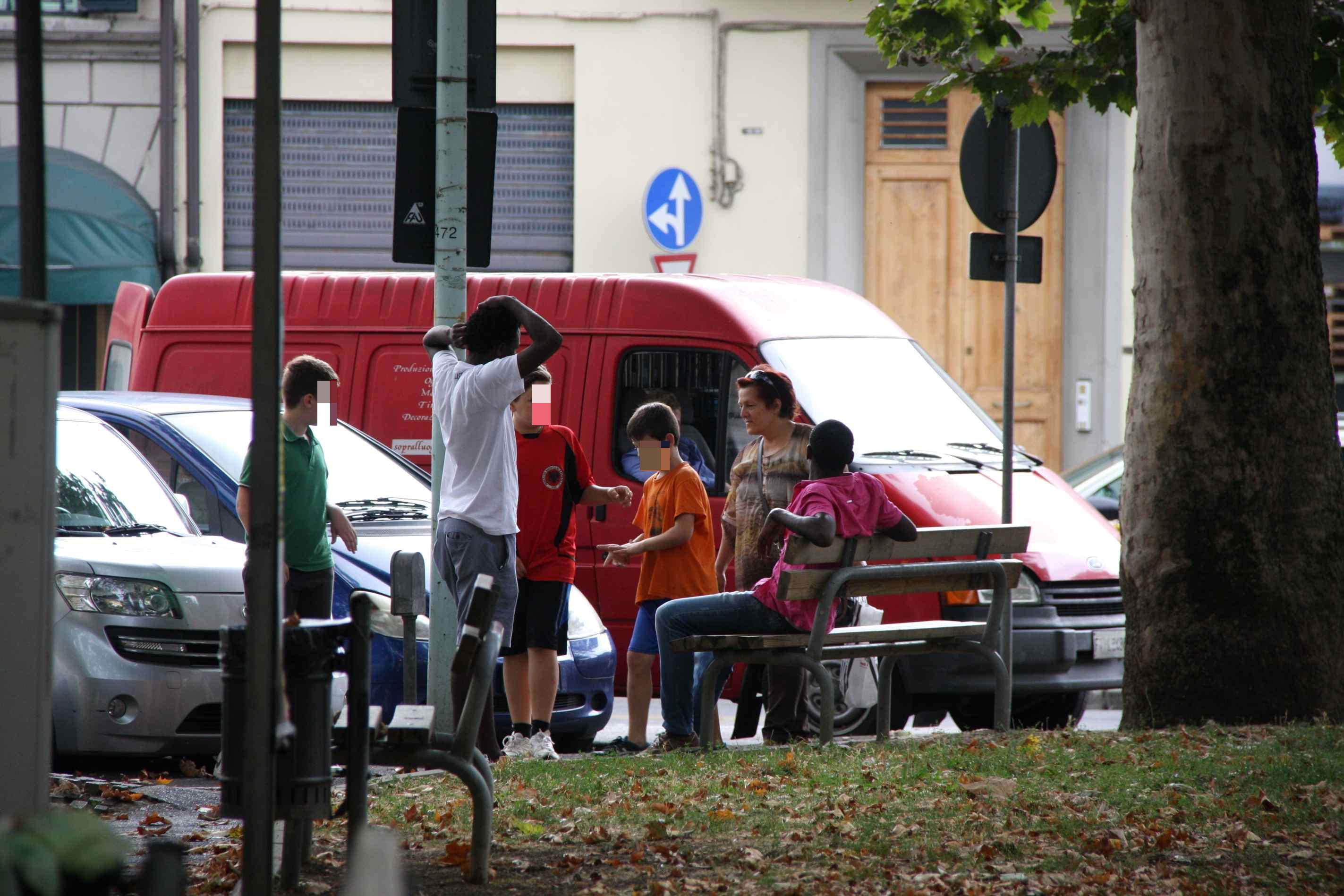 Ragazzi in piazza Ciardi (foto Batavia)