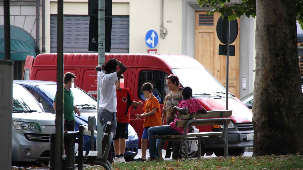 Ragazzi in piazza Ciardi (foto Batavia)