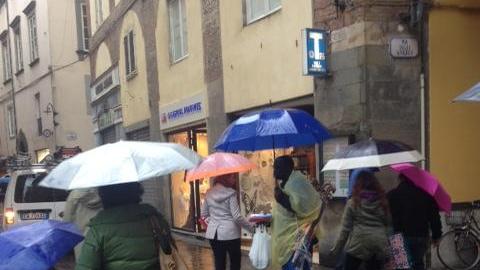 Un venditore di ombrelli in via Fillungo