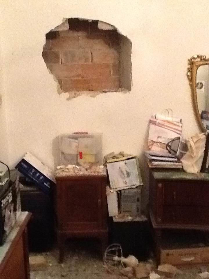 Un muro dopo che i ladri hanno sradicato una cassaforte