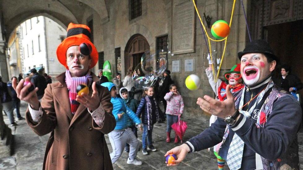 I clown si esibiscono sotto le logge del palazzo comunale (Foto Gori)