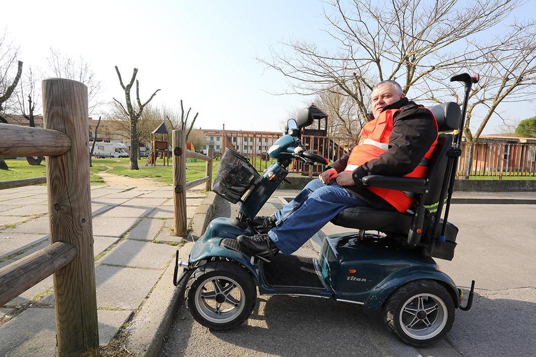 Un gradino rende impossibile l’accesso al parco (Foto Agenzia Carlo Sestini)