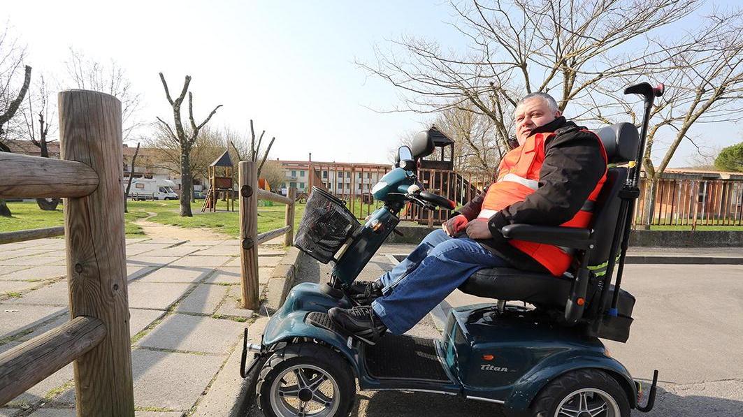 Un gradino rende impossibile l’accesso al parco (Foto Agenzia Carlo Sestini)
