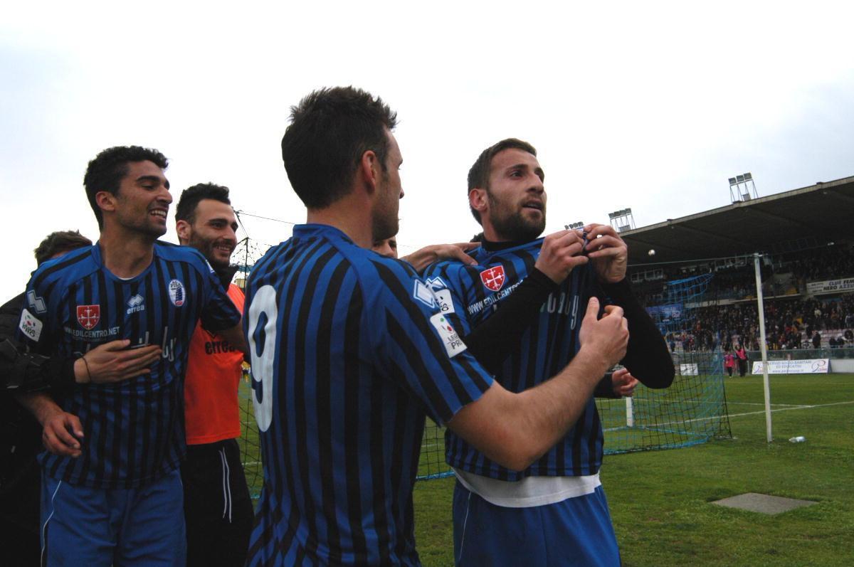 Pisa-Frosinone 2012-13: gioia nerazzurra dopo il 2-1