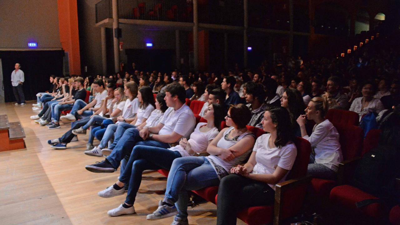 Il pubblico durante uno spettacolo alla Città del Teatro (foto Silvi)