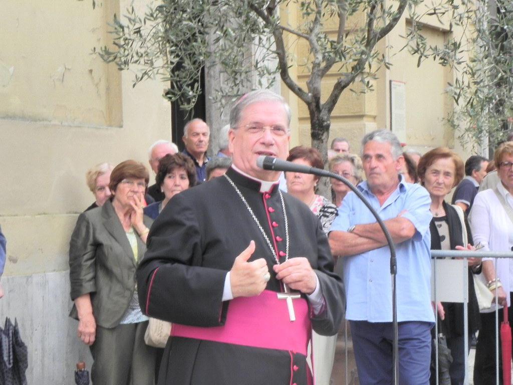 L'ex vescovo Fausto Tardelli durante una visita a Ponsacco (foto Silvi)