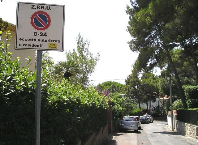 Un cartello che delimita la Ztl a Castiglioncello
