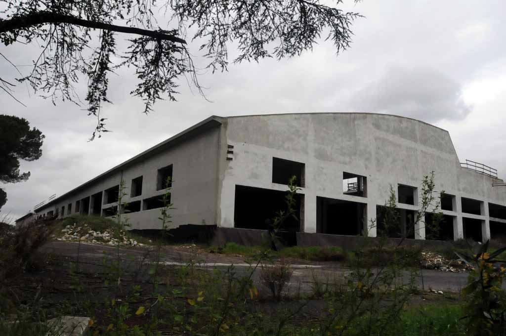 Uno dei capannoni mai completati nell’area della ex Olivetti