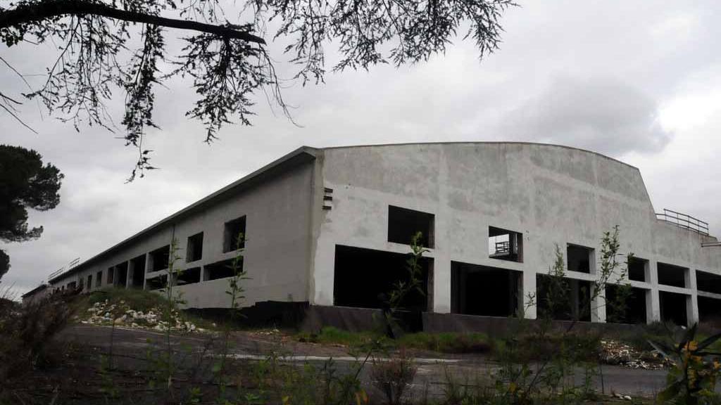 Uno dei capannoni mai completati nell’area della ex Olivetti